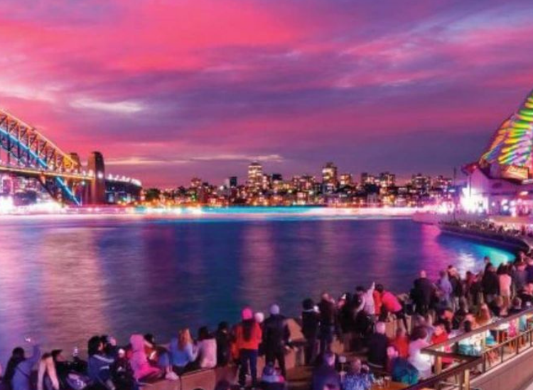 Du khách dạo bộ thưởng lãm ánh sáng và âm nhạc tại Vivid Sydney ban đêm